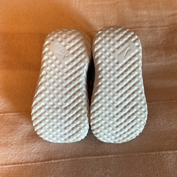 Nike Revolution sneakers size 5c - Picture 3 of 7